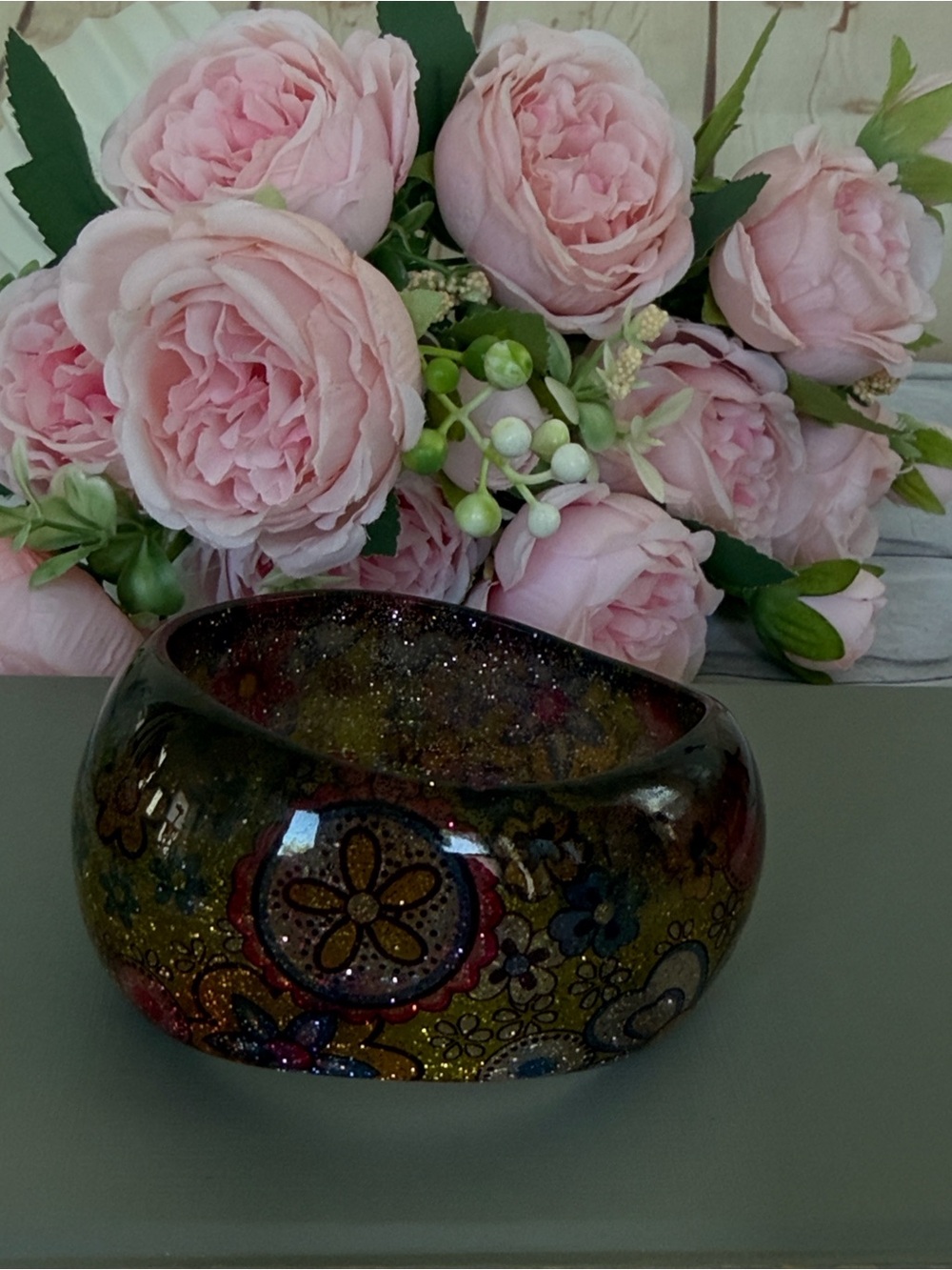 RUNWAY VINTAGE FLORAL GLITTERY LUCITE CHUNKY  BANGLE BRACELET